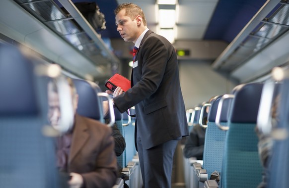 ARCHIVBILD ZUR VERGABE DER FERNVERKEHRSKONZESSIONEN DURCH DAS BAV, AM MONTAG, 23. OKTOBER 2017 - A ticket collector checks the passengers' tickets in an InterCity train of the Swiss Federal Railw ...