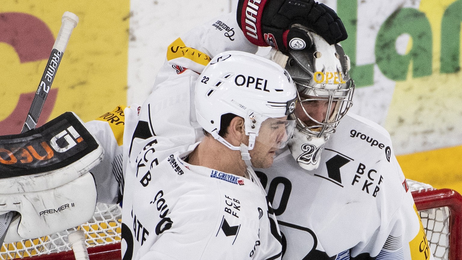 Fribourgs Jim Slater, links, und Goalie Reto Berra feiern ihren Sieg im Eishockey Meisterschaftsspiel der National League zwischen dem EHC Biel und dem HC Fribourg-Gotteron, am Samstag, 9. Dezember 20 ...