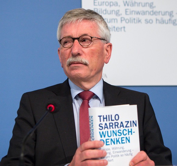 epa05276517 The controversial former Berlin Senator for Finance and Executive Board member of the Bundesbank, Thilo Sarrazin, stands at the podium during the presentation of his new book, &#039;Wunsch ...