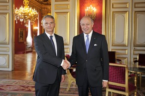 Händedruck bei einem früheren Staatsbesuch vom französischen Aussenminister&nbsp;Laurent Fabius&nbsp;(rechts).