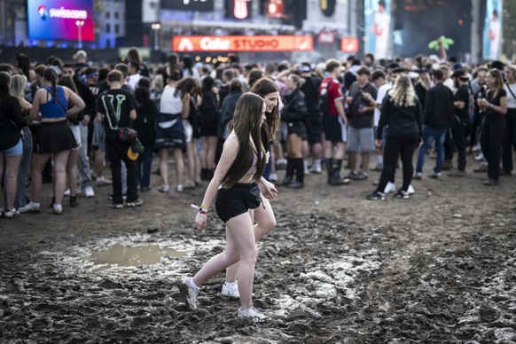 epa11476525 Festival goers walk during the Openair Frauenfeld music festival, in Frauenfeld, Switzerland, 13 July 2024. The festival runs until 13 July. EPA/GIAN EHRENZELLER
