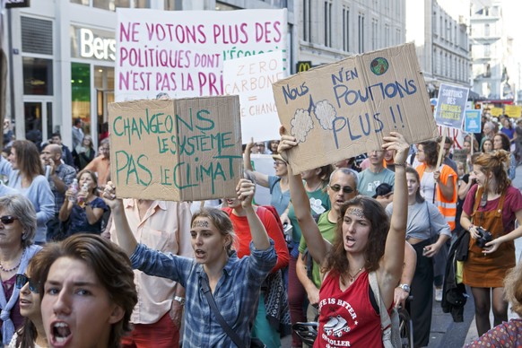 Several thousand protesters hold placards during the Climate March, in Geneva, Switzerland, Saturday, October 13, 2018. (KEYSTONE/Salvatore Di Nolfi)