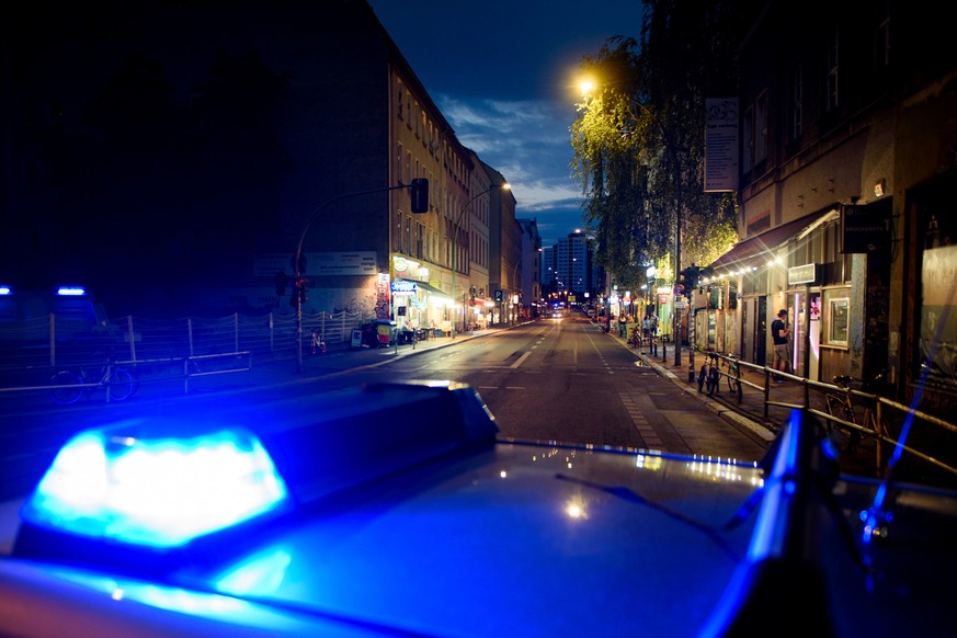 14.06.2019, Berlin: Das Blaulicht eines Polizeifahrzeugs leuchtet vor einer leeren Straße an der Grenze der beiden Berliner Bezirke Kreuzberg und Mitte. Wegen der Entschärfung einer Fliegerbombe aus d ...