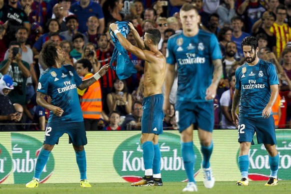 epa06143321 Real Madrid&#039;s Portuguese striker Cristiano Ronaldo (C) jubilates a goal during the UEFA Super Cup first leg match between FC Barcelona and Real Madrid at the Camp Nou stadium in Barce ...