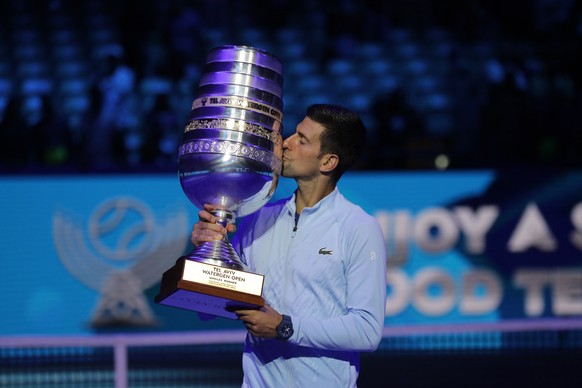 epa10220164 Serbia's Novak Djokovic poses with the trophy after winning against Marin Cilic of Croatia during the final match of the Tel Aviv Watergen open tournament in Tel Aviv, Israel, 02 October 2022.  EPA/ABIR SULTAN