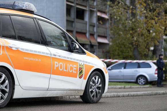 Ein Polizeiauto vor einem Wohnkomplex bei einem Polizeieinsatz, am Freitag, 10. November 2023 in Ittigen. In Ittigen ist es am Freitagmorgen zu einem Grosseinsatz der Polizei gekommen. Mehrere Einsatz ...