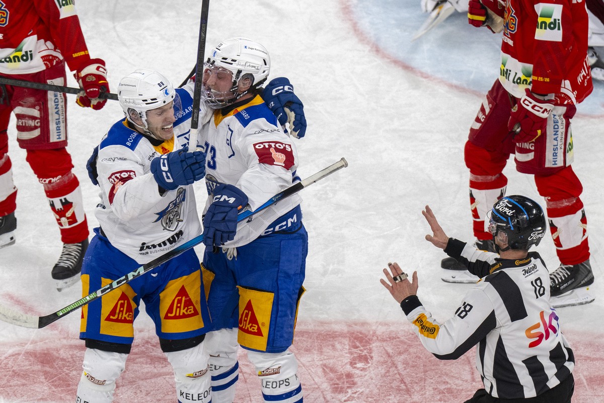Sven Senteler (EVZ), links, und Mike Kuenzle (EVZ) feiern ihren Treffer zum 2-3 im Spiel der Eishockey National League zwischen EHC Biel-Bienne, EHCB, und EV Zug, EVZ, vom $Friday$, 27. $February$ 202 ...