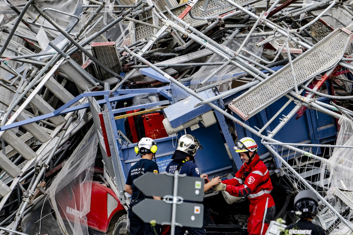 Les services de secours travaillent suite a l'effondrement d'un echafaudage de la tour en bois Malley Phare le vendredi 12 juillet 2024 a Prilly pres de Lausanne. Plusieurs personnes ont ete ...