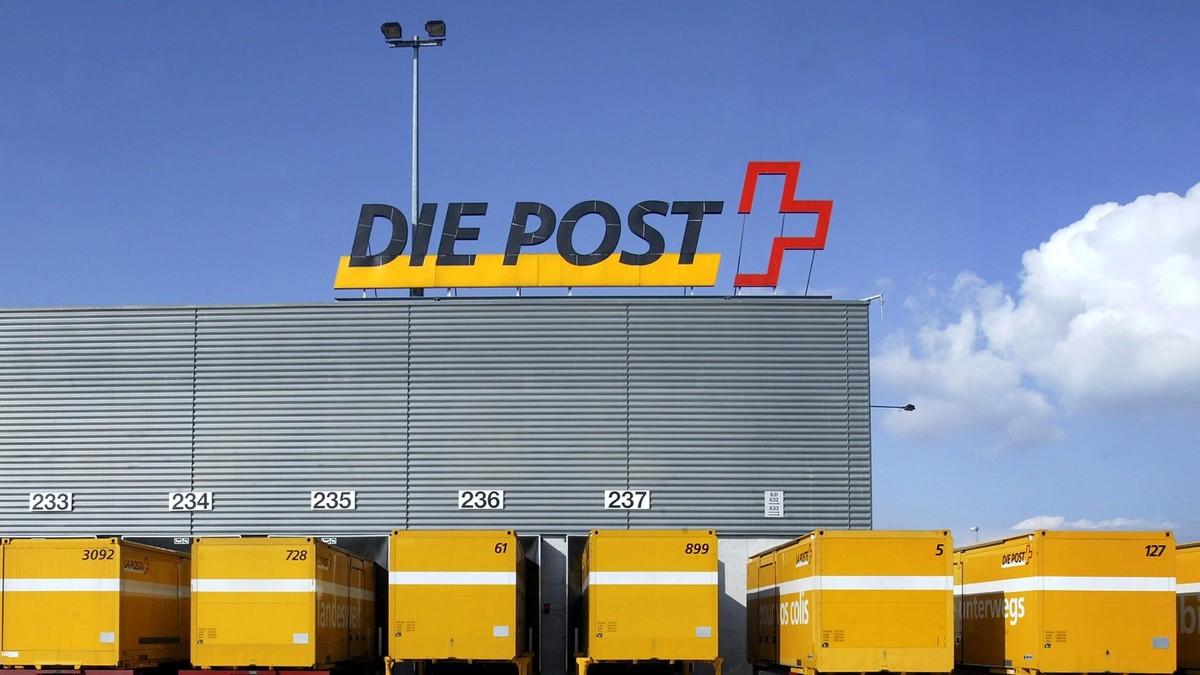 Removable containers wait for further transportation by truck or by rail in front of the parcel post center in Frauenfeld in the canton of Thurgau, Switzerland, pictured on October 22, 2003. Ulrich Gy ...