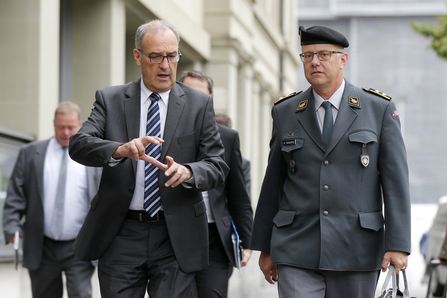 Bundesrat Guy Parmelin, links, und Philippe Rebord, neuer Chef der Armee, auf dem Weg zu einer Medienkonferenz, am Freitag, 16. September 2016 in Bern. (KEYSTONE/Peter Klaunzer)