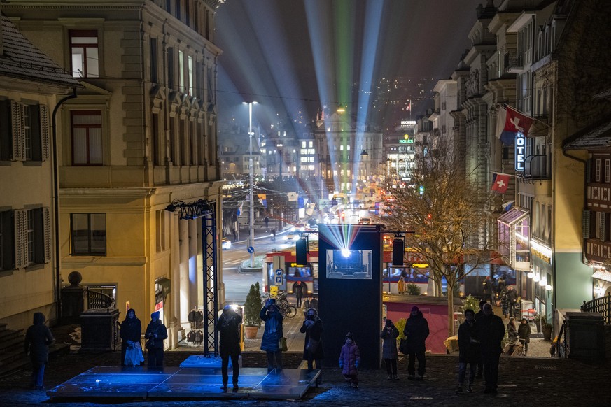 Ein Projektor beleuchtet die Lichtprojektion �Luma in Motion� des Kuenstlers Mr. Beam an der Hofkirche anlaesslich des Lilu Lichtfestival Luzern vom Donnerstag, 11. Januar 2024 in Luzern. Am Lichtfest ...