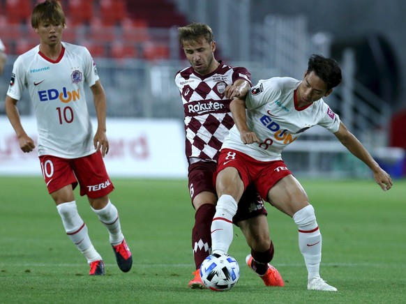 epa08526289 Vissel Kobe&#039;s Sergi Samper (C) in action against Sanfrecce Hiroshima&#039;s Hayao Kawabe (R) during a J1 League soccer match between Vissel Kobe and Sanfrecce Hiroshima at Noevir Stad ...