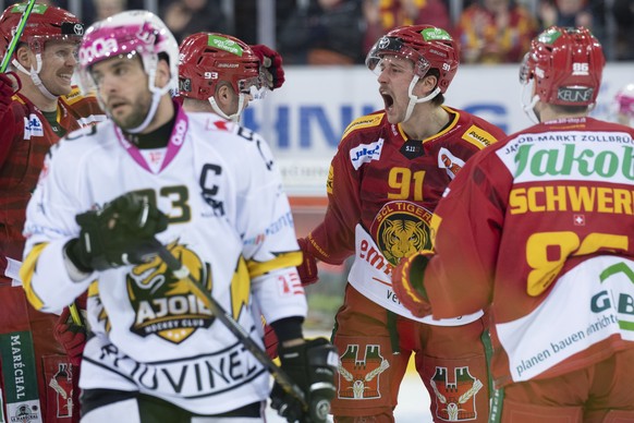 Tigers Tim Grossniklaus, Nolan Diem, Michael Loosli, Torschutze zum 4:1, und Kay Schweri, von links, jubeln, Ajoies Jordane Hauert, vorne, geschlagen, waehrend dem Qualifikationsspiel der National Lea ...