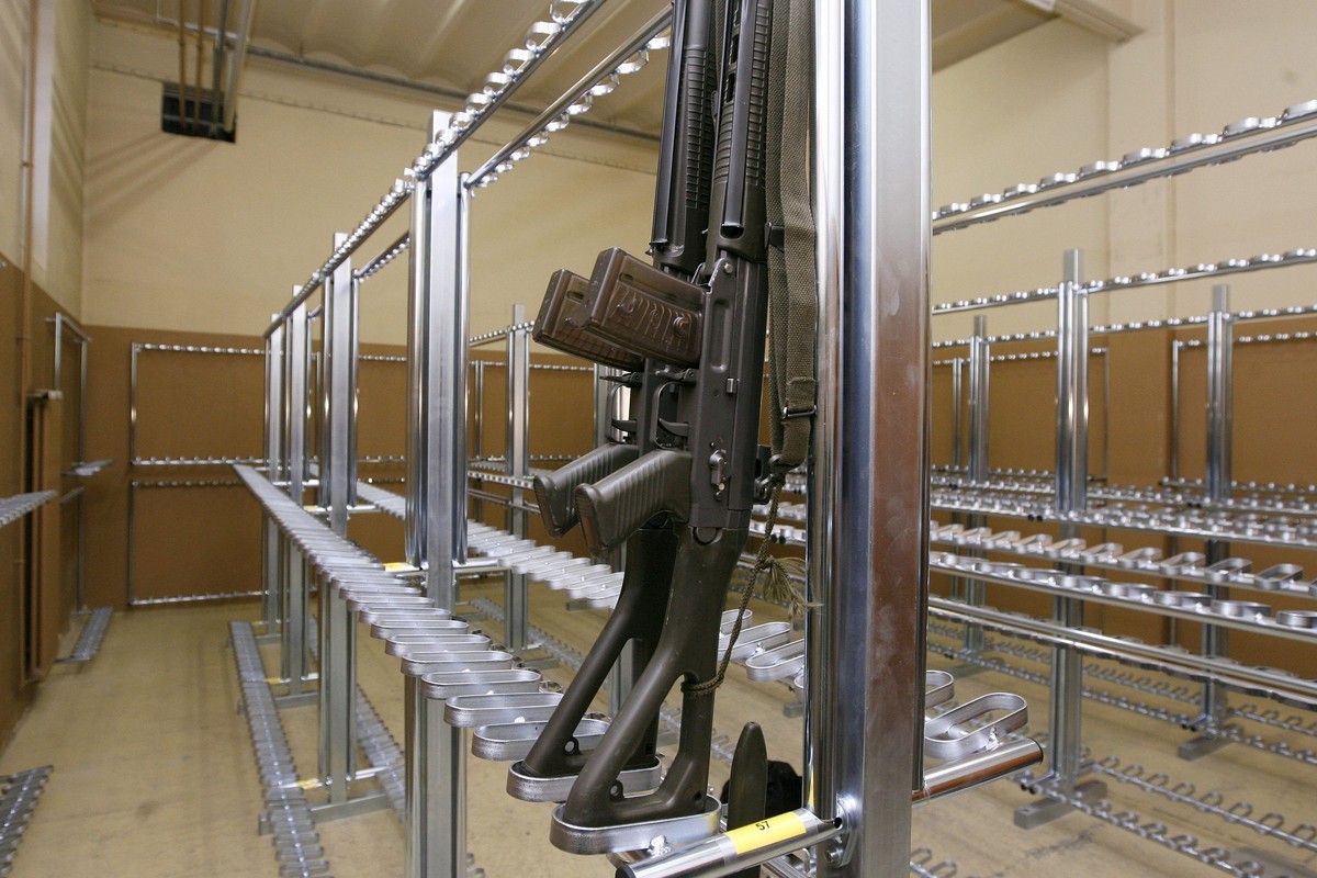 ZUM ENTSCHEID DES NATIONALRATS GEGEN EINEN PFLICHT ZUR REGISTRIERUNG ALLER WAFFEN STELLEN WIR IHNEN FOLGENDES THEMENBILD ZUR VERFUEGUNG - Des Fass 90 dans la chambres d'armes de l'arsenal Ca ...