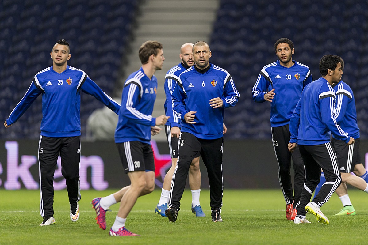 Die FCB-Cracks gehen es beim Abschlusstraining in Porto locker an.