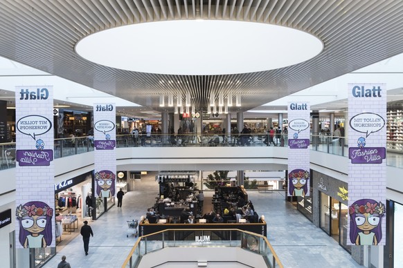 Besucherinnen und Besucher in der Manta Bar in der Mittleren Verkaufsebene, Uebersicht, im Einkaufszentrum Glattzentrum in Wallisellen, Kanton Zuerich, aufgenommen am 26. Februar 2020. Das Glattzentru ...