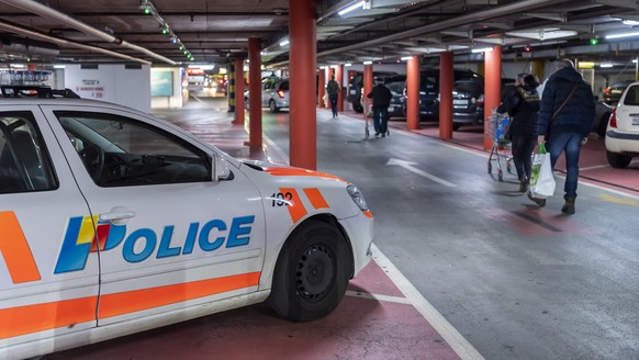 Une voiture de police est photgraphie ou a eu lieu un meurtre dans un parking situe sous le centre commercial Planete Charmilles, ce samedi 19 janvier 2019 a Geneve. Un jeune homme d&#039;une vingtain ...