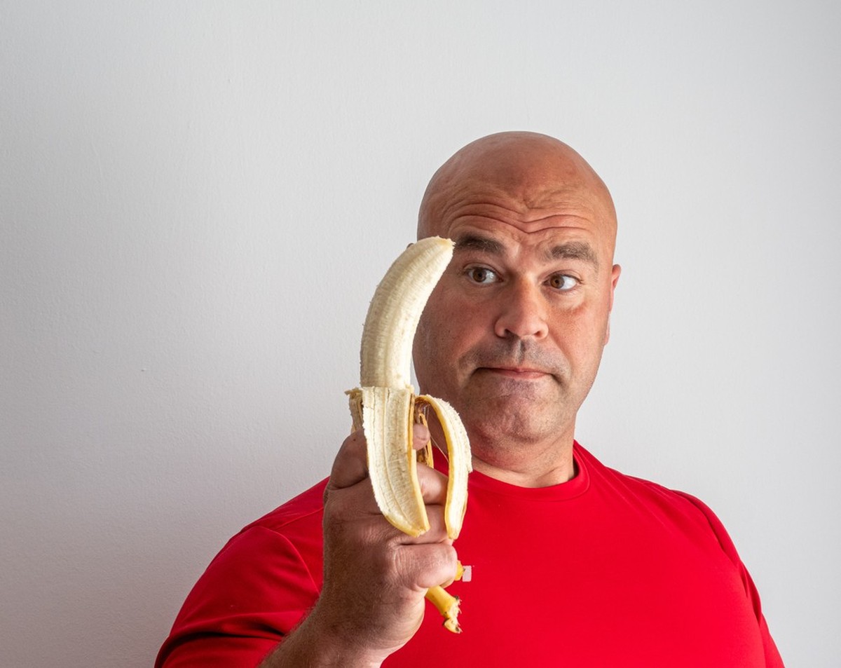 Mann mit Banane