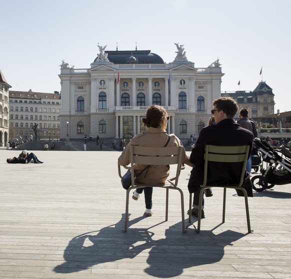 Menschen geniessen die Fruehlingssonne auf dem Sechselaeutenplatz vor dem Opernhaus in Zuerich, am Samstag, 19. Maerz 2016. (KEYSTONE/Cyril Zingaro).

People enjoy the warm weather on the &quot;Sechse ...