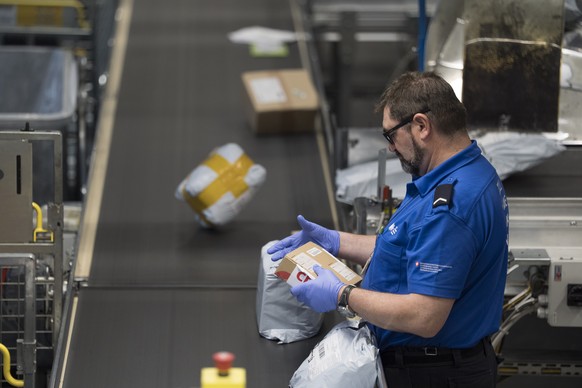 Mitarbeiter des Bundesamt fuer Zoll und Grenzsicherheit ueberpruefen Import-Sendungen des Online-Handels anlaesslich einer Schwerpunktkontrolle im Briefzentrum Muelligen aufgenommen am Freitag 7. Nove ...