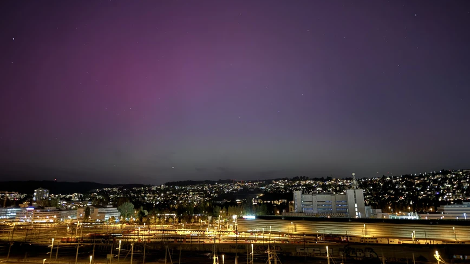 Polarlichter über der Stadt Zürich.