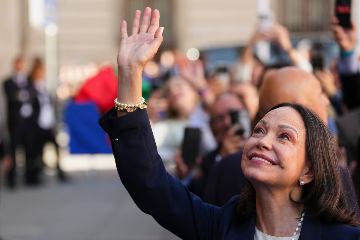 Venezuelan opposition leader Maria Corina Machado wavves before receiving the Golden Key of the City of Madrid from Madrid Mayor Jose Luis Martinez-Almeida in Madrid, Spain, Friday, April 17, 2026. (A ...