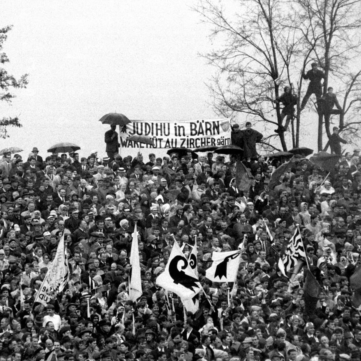 Basler Fans zeigen am 15. Mai 1967 im Wankdorf-Stadion in Bern beim Cupfinal zwischen dem FC Basel und Lausanne-Sports ein Transparent mit einer Spitze gegen Zuerich "Judihu in Baern waere huet a ...