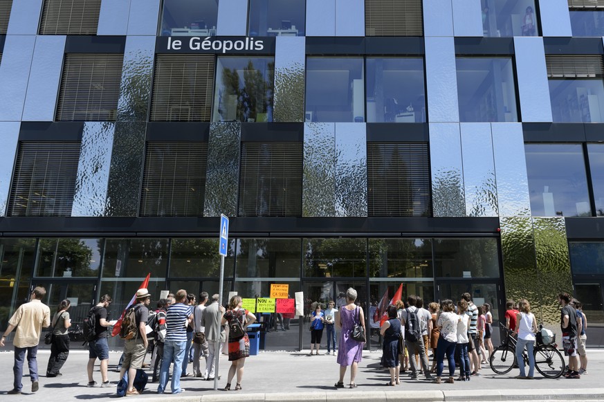 Des etudiant et assistant manifestent lors d&#039;une action de mobilisation de l&#039;Association du Corps intermediaire et des doctorant.e.s de l&#039; UNIL, Universite de Lausanne, (ACIDUL), pour p ...