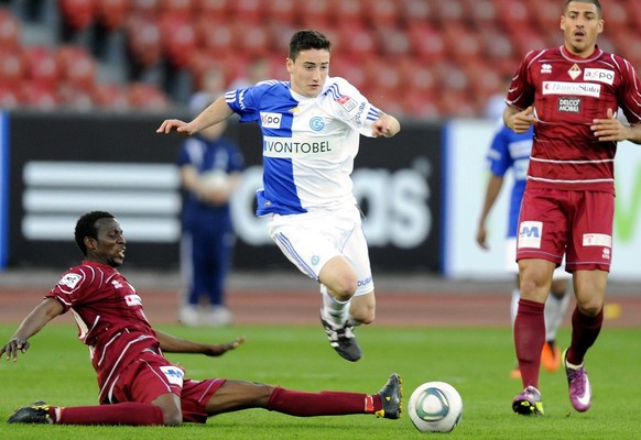 Der Zuercher Endogan Adili, rechts, gegen den Tessiner Drissa Diarra, links, beim Fussballspiel der Super League Grasshoppers Club Zuerich gegen die AC Bellinzona in Zuerich am Samstag, 2. April 2011. ...