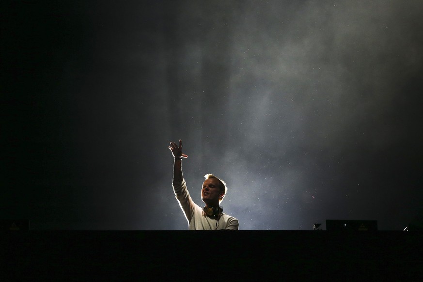 epaselect epa05336868 Swedish DJ Avicii performs performs on the last day of the Rock in Rio Lisbon festival at Parque da Bela Vista in Lisbon, Portugal, 29 May 2016. EPA/JOSE SENA GOULAO