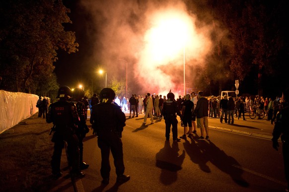 Die teils rechtsradikalen Demonstranten griffen Polizei und Zuschauer mit Steinen an.