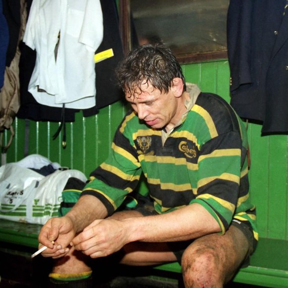 IMAGO / Colorsport

Pilkington Cup Semi Final. Northampton v Orrell 06/04/1991 Rugby Union Wayne Shelford - Northampton Saints celebrates the team s victory with a cigarette PUBLICATIONxNOTxINxUK