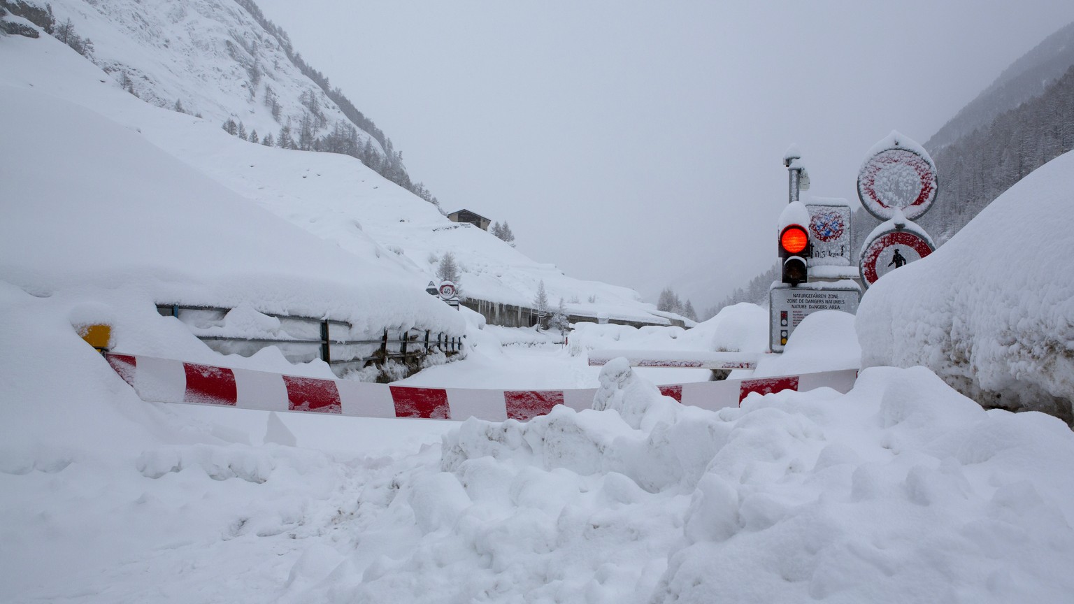 Die wegen Lawinengefahr gesperrte Strasse Taesch-Zermatt ist seit gestern nicht mehr passierbar, aufgenommen am Sonntag, 21. Januar 2018, in Zermatt. Mehrere Bahnstrecken und Stassen sind in der ganze ...