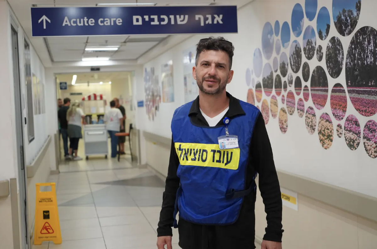 L'assistant social Tal Ovadia à l'hôpital d'Ashkelon.