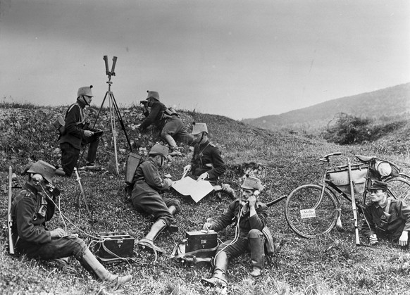 ARCHIVE --- ZUR SCHWEIZ IM ERSTEN WELTKRIEG, DER VOR 100 JAHREN, IM SOMMER 1914, AUSGEBROCHEN IST, STELLEN WIR IHNEN DIESES BILD ZUR VERFUEGUNG --- The command of a field artillery unit during the Swi ...