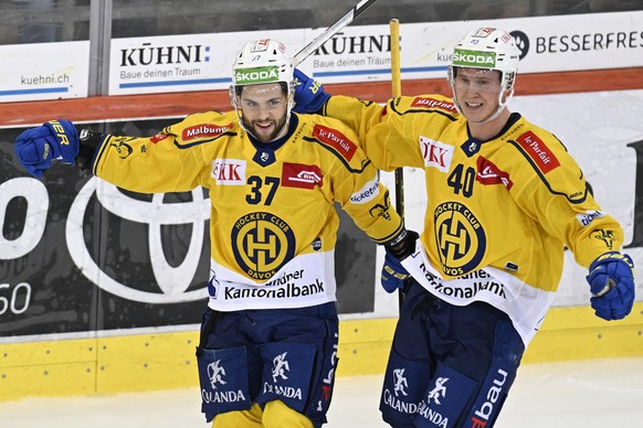 Davos Julian Schmutz, Torschuetze zum 1:2 links, und Dennis Rasmussen, jubeln waehrend dem Qualifikations-Spiel der National League, zwischen den SCL Tigers und dem HC Davos, am Freitag 23. Dezember 2 ...