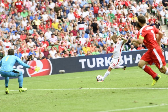 PolandÕs midfielder Jakub Blaszczykowski, center right, scores the first goal against Swiss goalkeeper Yann Sommer, left, during the UEFA EURO 2016 round of 16 soccer match between Switzerland and Pol ...