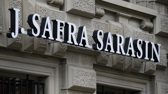 ARCHIV --- ZU DEN RAZZIEN BEI DER PRIVATBANK SAFRA SARASIN STELLEN WIR IHNEN FOLGENDES BILD ZUR VERFUEGUNG --- Das Logo der Bank J.Safra Sarasin, aufgenommen am Mittwoch, 22. Januar 2014, am Paradepla ...