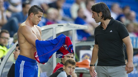 Basel&#039;s head coach Murat Yakin, right, speaks to Basel&#039;s Raul Bobadilla during a Champions League third qualifying round first leg match between Switzerland&#039;s FC Basel 1893 and Israel&# ...