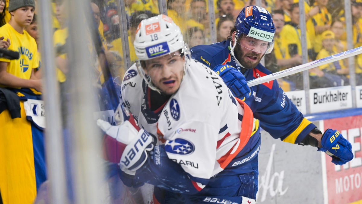 Brendan Lemieux (HCD), rechts, gegen Nicolas Baechler (ZSC), beim dritten Eishockey Playoff Halbfinalspiel der National League zwischen HC Davos (HCD) und ZSC Lions (ZSC), am Mittwoch, 8. April 2026,  ...