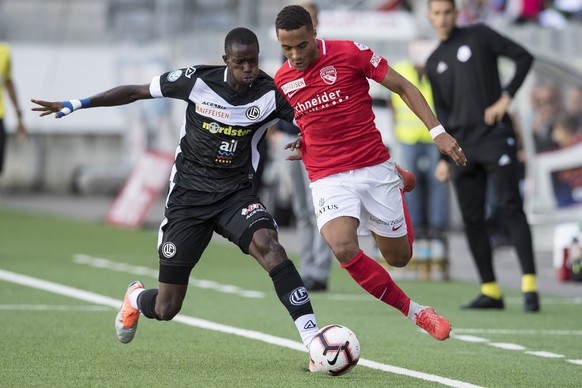 Thuns Marvin Spielmann, rechts, im Duell mit Luganos Assan Ceesay im Fussball Meisterschaftsspiel der Super League zwischen dem FC Thun und dem FC Lugano, am Sonntag, 26. August 2018, in der Stockhorn ...