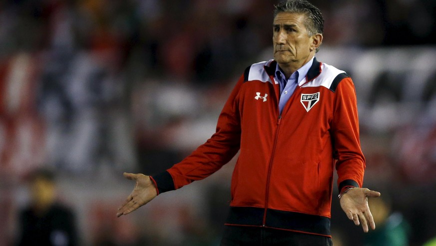 Football Soccer - River Plate vs Sao Paulo - Copa Libertadores - Antonio Liberti stadium, Buenos Aires, Argentina 10/3/16. Sao Paulo&#039;s head coach Edgardo Bauza gestures. REUTERS/Marcos Brindicci