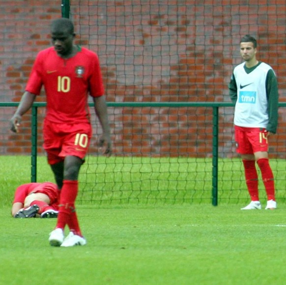 Bildnummer: 05870835 Datum: 05.05.2010 Copyright: imago/Aleksandar Djorovic
Telki, Portugal (red) - Greece (blue), - Portugal players after match Lassana Camara( L),Amido Balde(2L),Cedric Soares(3L) a ...