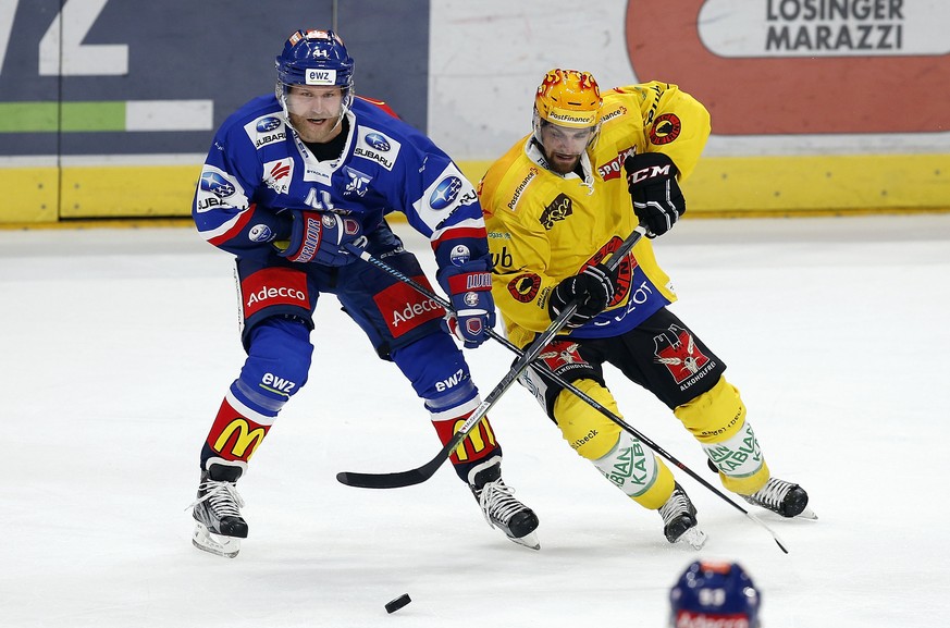 SC Bern Stuermer Mark Arcobello, rechts, gegen ZSC Lions Stuermer Patrick Thoresen waehrend dem Eishockey-Meisterschaftsspiel der National League A zwischen den ZSC Lions und dem SC Bern am Montag, 24 ...