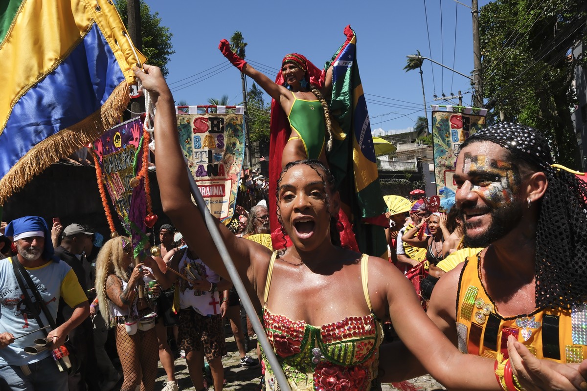 epa12736627 Members of the 'Carmelitas' street troupe parade in the Santa Teresa neighborhood of Rio de Janeiro, Brazil, 13 February 2026. Founded in 1990, 'Carmelitas' is one of t ...