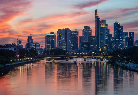 ARCHIV - 21.09.2021, Hessen, Frankfurt/Main: Ein Schiff f