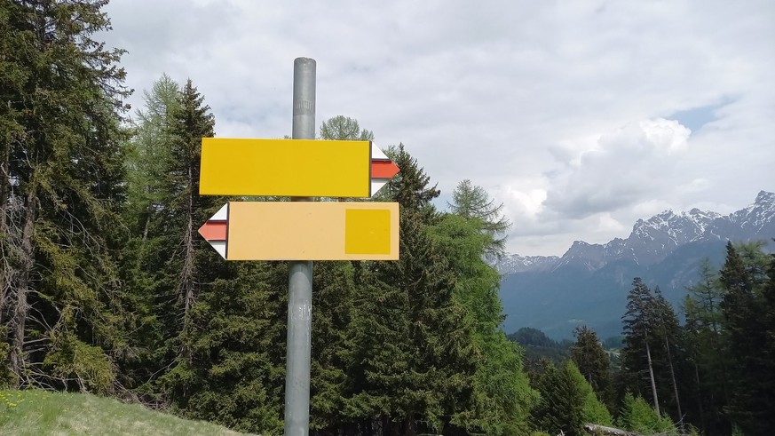 Kuriose Wegweiser Ardez bei der Pklan Chamuera Schweiz wandern