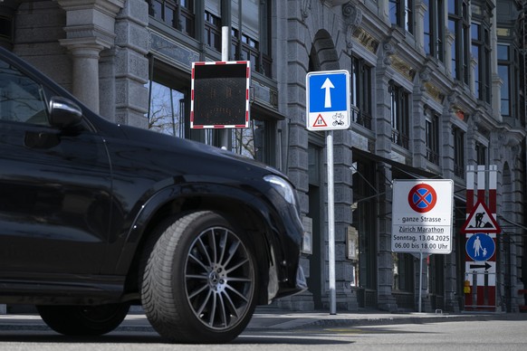 Ein SUV faehrt an einem Test von Laermradar und Laermdisplays in der Stadt Zuerich vorbei, aufgenommen am Mittwoch, 8. April 2025. Die Stadtpolizei Zuerich fuehrt einen Pilotversuch mit einem Laermrad ...