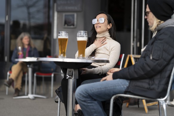 Gaeste sitzen auf der Terrasse der DADA Bar am Limmatquai am Montag, 19. April 2021 in Zuerich. Die Oeffnung der Terrassen und Aussenbereiche der Restaurants ist ab heute wieder erlaubt. (KEYSTONE/Gae ...