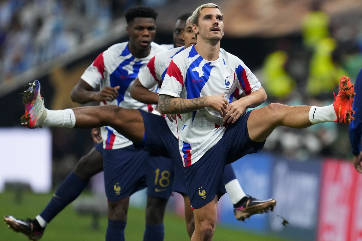 France's Antoine Griezmann warms up prior to the World Cup final soccer match between Argentina and France at the Lusail Stadium in Lusail, Qatar, Sunday, Dec. 18, 2022. (AP Photo/Natacha Pisaren ...